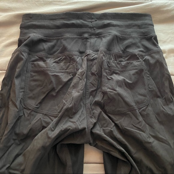 size 6 lululemon black joggers - Picture 4 of 4